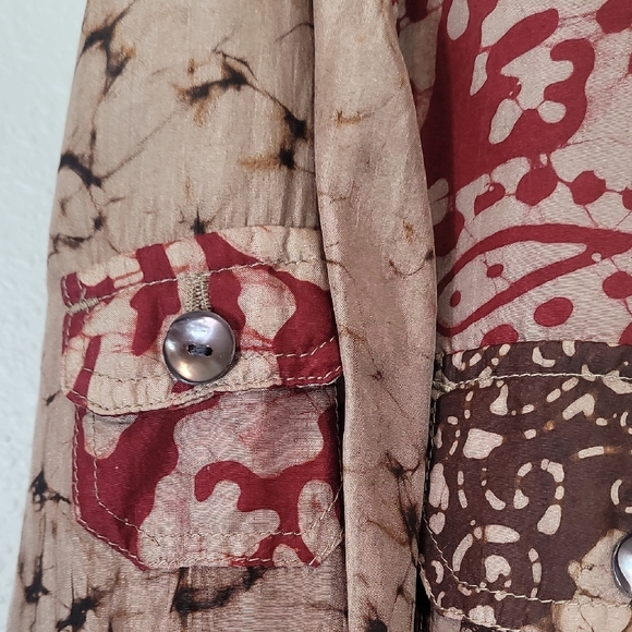 Vintage Chicos 100% Silk Button Up Shirt Size M Red Brown Wearable Art Roll Tab - Picture 5 of 10